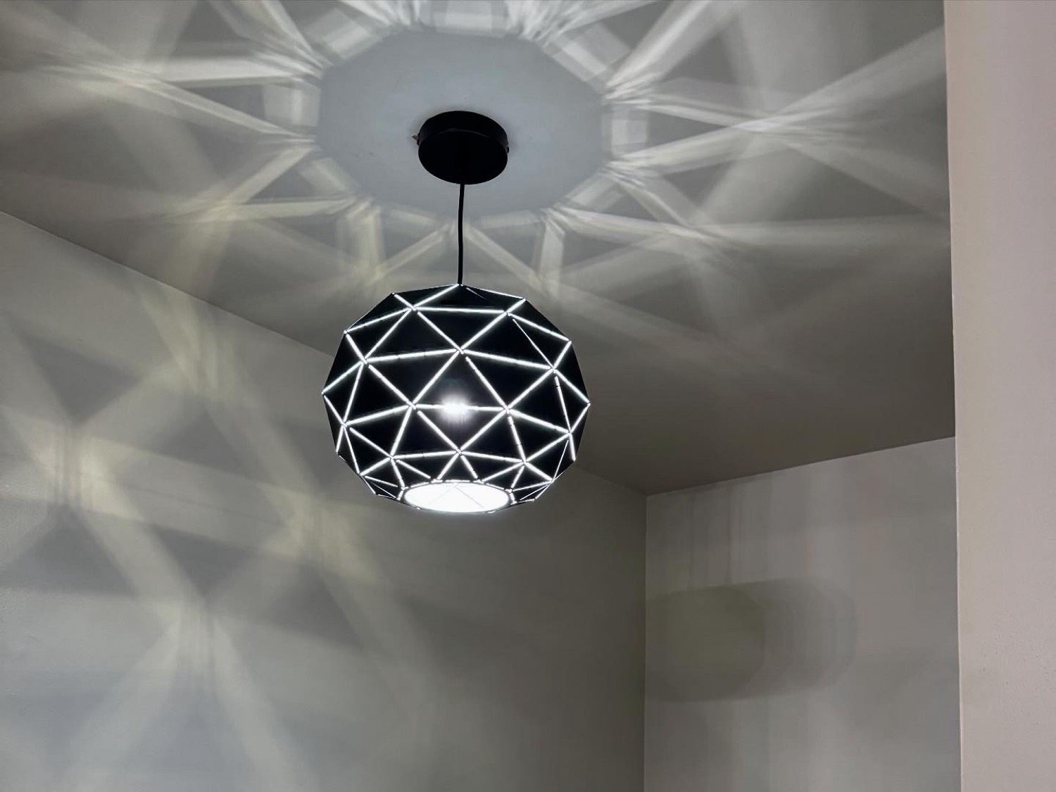 Pendant with patterned light